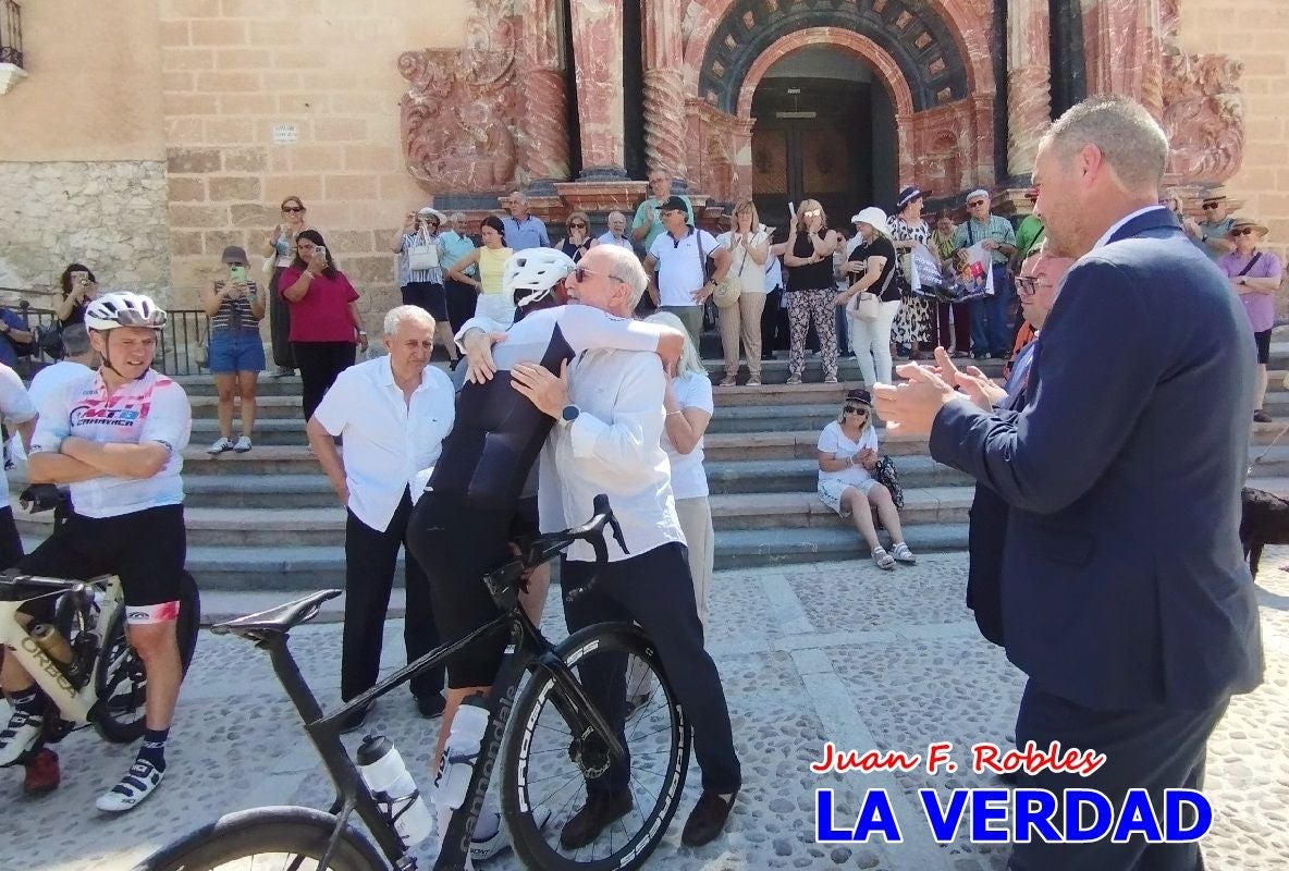 Imágenes de la llegada de José María López a Caravaca para culminar su reto a beneficio de la FELL