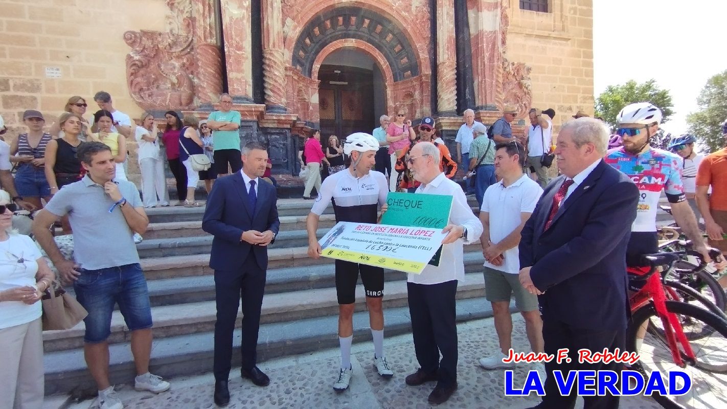 Imágenes de la llegada de José María López a Caravaca para culminar su reto a beneficio de la FELL