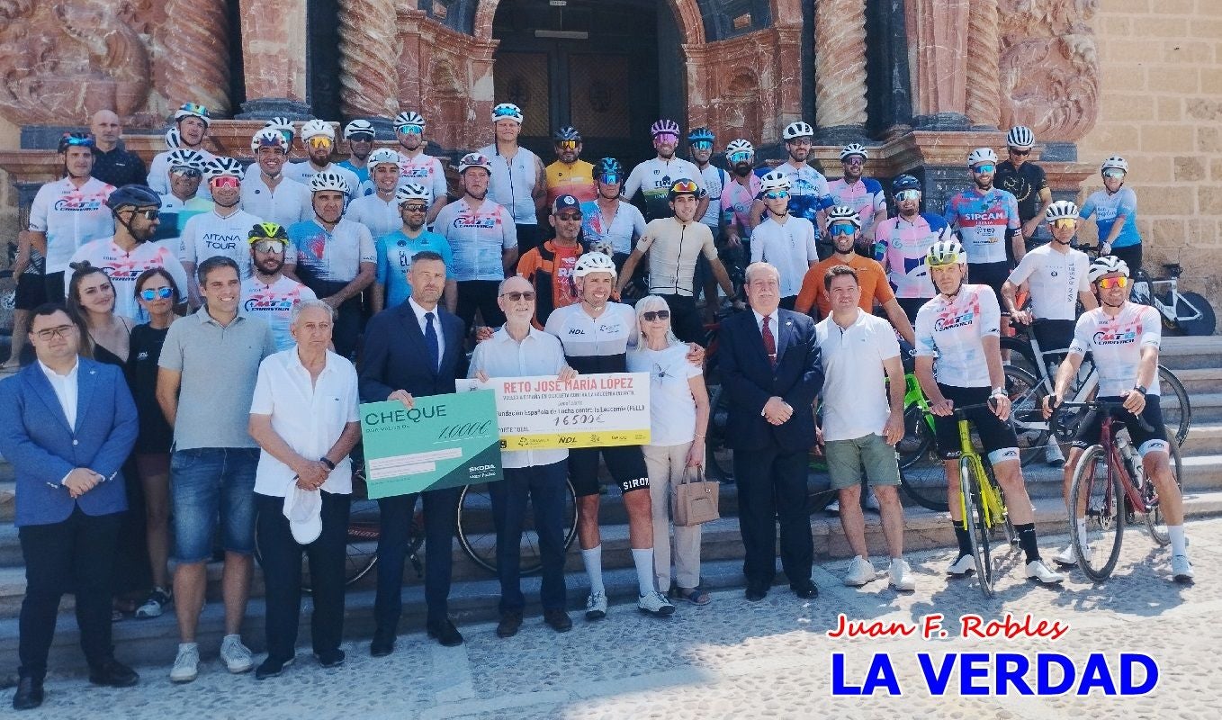 Imágenes de la llegada de José María López a Caravaca para culminar su reto a beneficio de la FELL