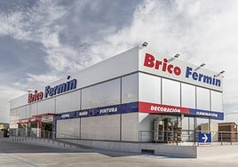 Vista exterior de la tienda de BricoFermín en Monteagudo (Murcia). Debajo, secciones de jardinería, iluminación y baño.