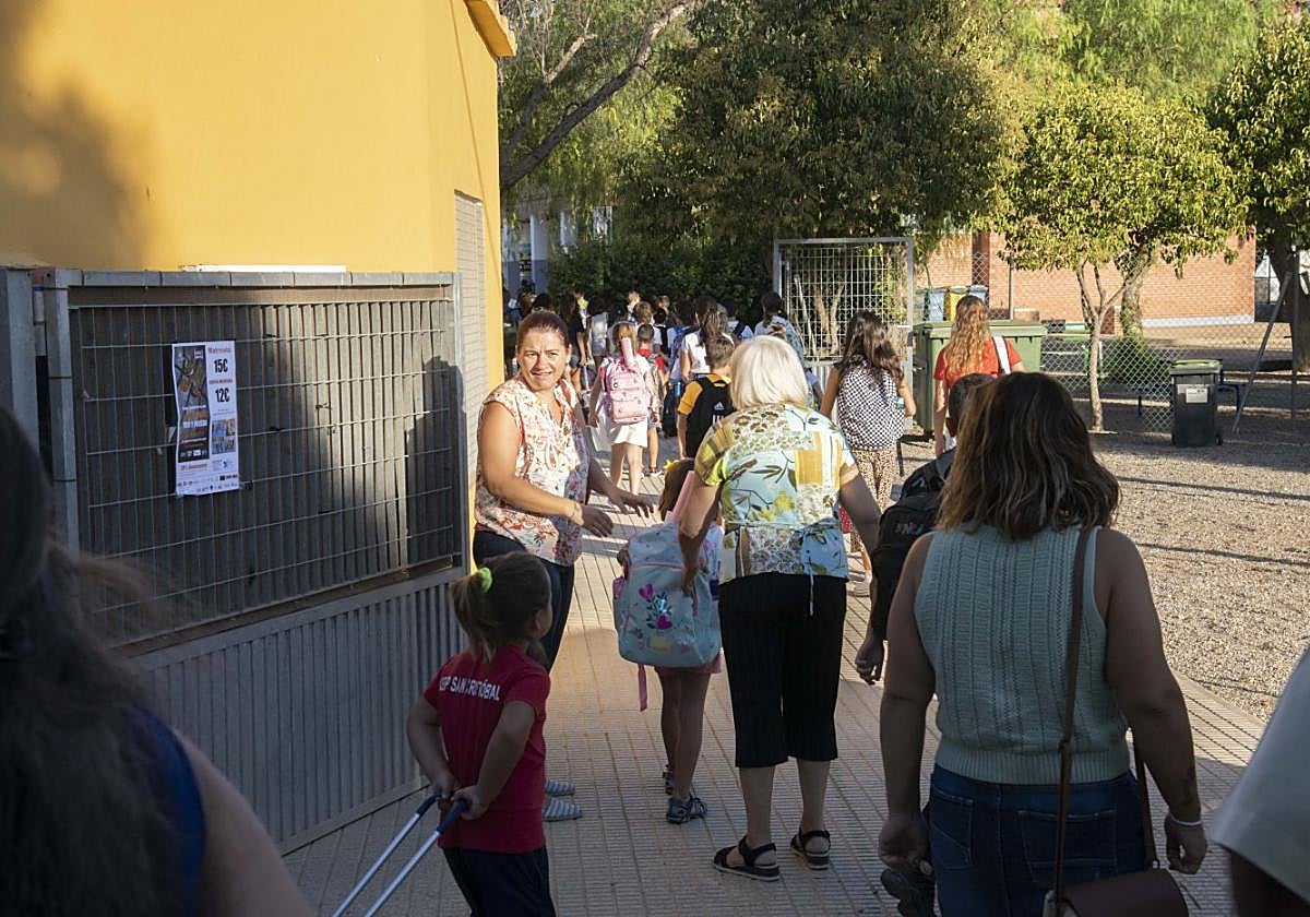Padres dejan a sus hijos a la entrada del CEIP San Cristóbal, en el El Bohío.