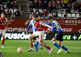 Joao Pedro Palmberg, jugador del Real Murcia, conduce el balón agarrado por Roger Colomina, del Hércules, la temporada pasada.