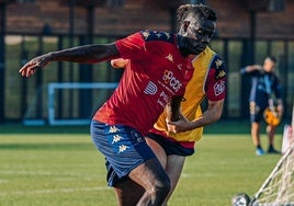 Mario Balotelli, en un entrenamiento con el Genoa, su último equipo la pasada temporada.