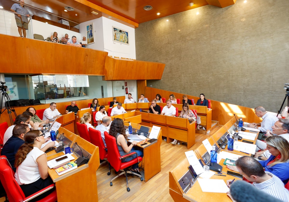 La corporación municipal durante la celebración del Pleno.