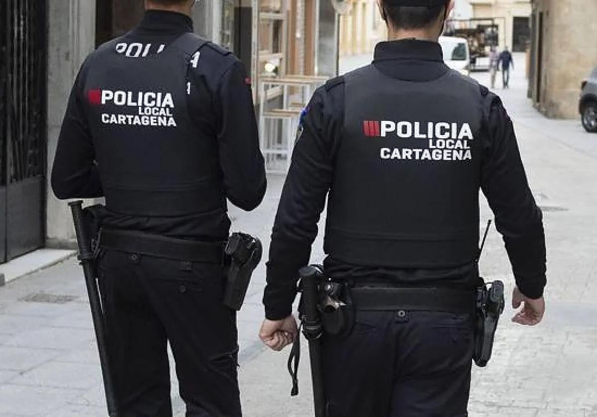 Una pareja de agentes de la Policía Local de Cartagena, en una imagen de archivo.