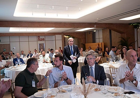 Tomás Pascual Gómez-Cuétara, en pie, se dirige a hacer su exposición, ayer, ante directivos y empresarios de la Región.