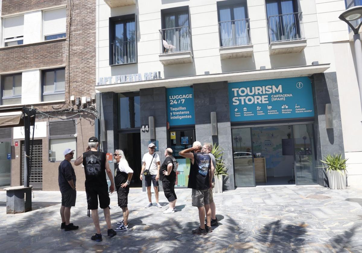 Un grupo de turistas suizos llegados para el Rock Imperium, en la puerta de unos apartamentos turísticos en la calle Real.