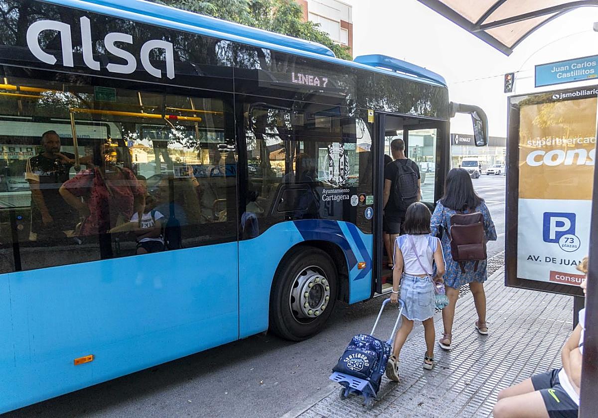Dos niñas se preparan para subir a un autobús urbano en la Media Sala.