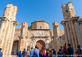 Un grupo de turistas en una visita guiada a la Catedral.
