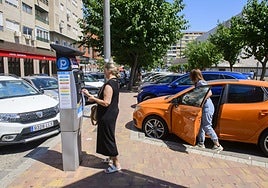 Ginesa y Alejandra (en el coche), este martes en la zona de la ORA azul comprando un tique de aparcamiento.