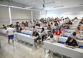 Estudiantes realizan los exámenes de la PAU, este martes, en el Aulario Norte de la UMU.