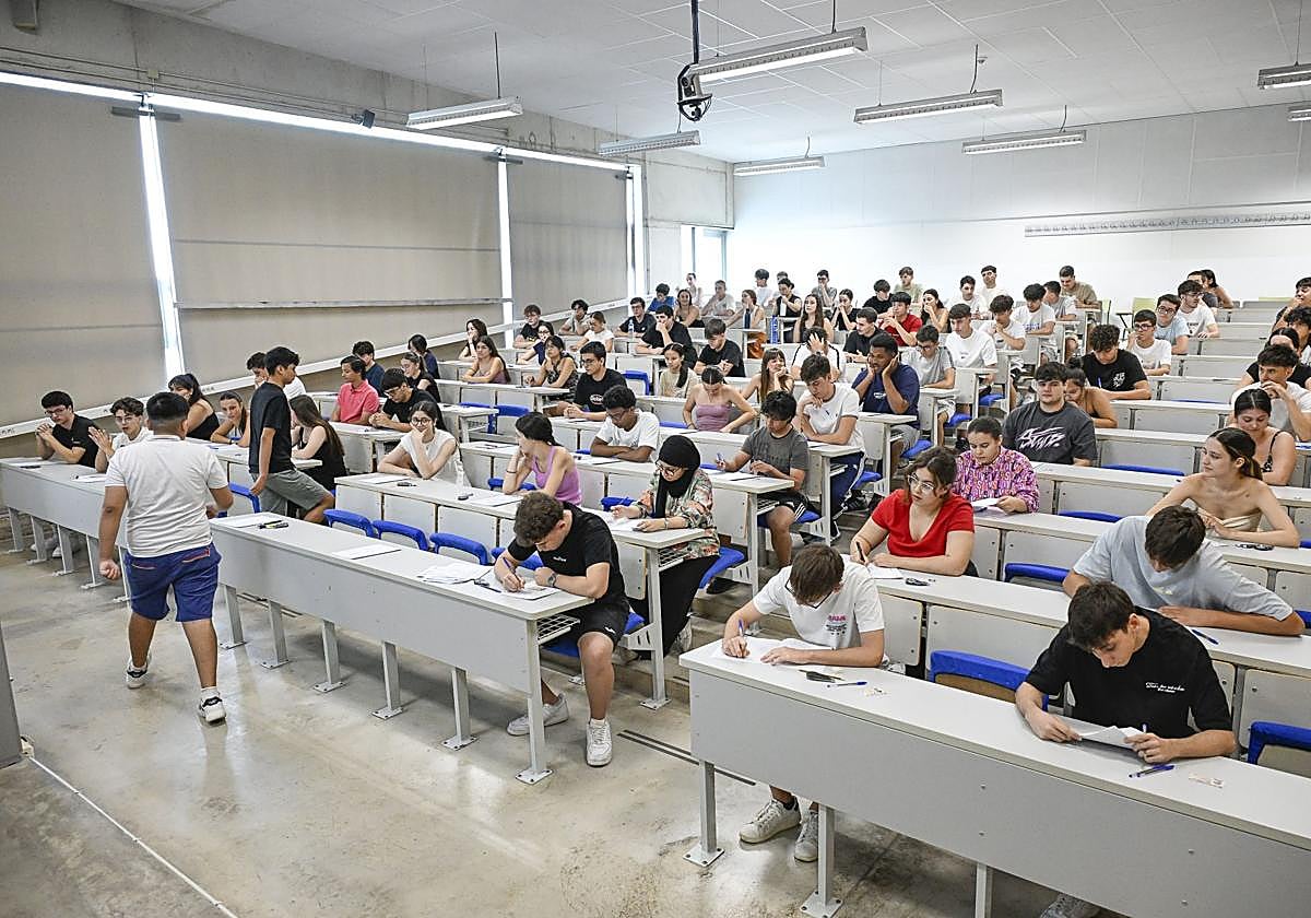 Estudiantes realizan los exámenes de la PAU, este martes, en el Aulario Norte de la UMU.