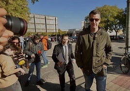 El organizador de la fiesta en Teatre, Carlos R., llegando al juzgado junto a su abogado defensor, Raúl Pardo-Geijo.