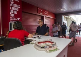 Cola de aficionados en una campaña de abonos del Real Murcia.