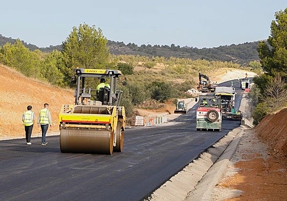 Imagen de archivo de trabajos de asfaltado de una carretera.
