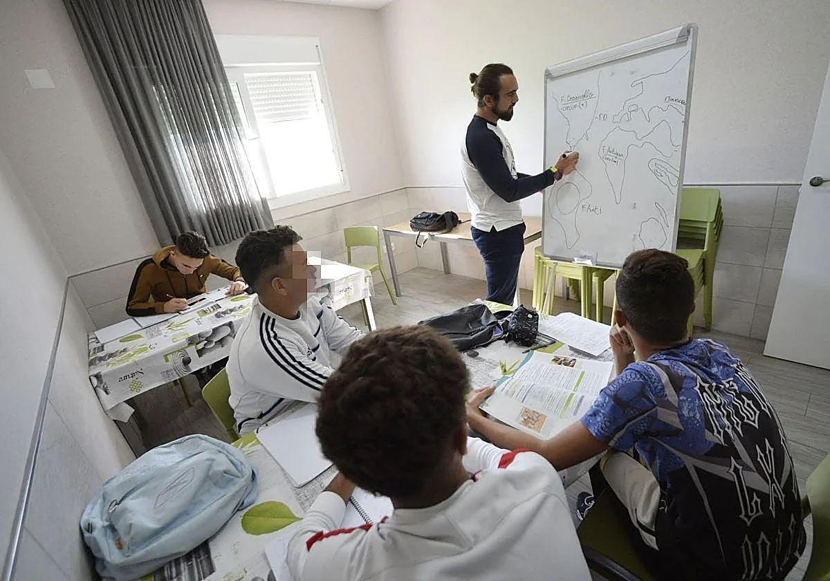 Menores extranjeros no acompañados asisten a clase en el centro de Santa Cruz, en una imagen de archivo.