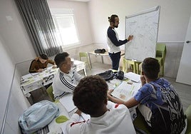 Menores extranjeros no acompañados asisten a clase en el centro de Santa Cruz, en una imagen de archivo.
