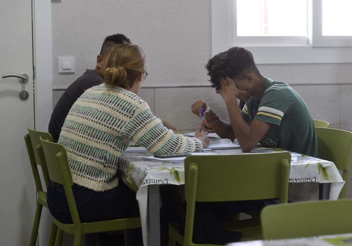 La Comunidad cede a la amenaza de Vox y no comprará viviendas para menores migrantes