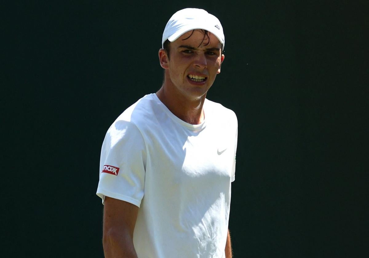 El tenista británico Oliver Tarvet, rival de Alcaraz en segunda ronda de Wimbledon.