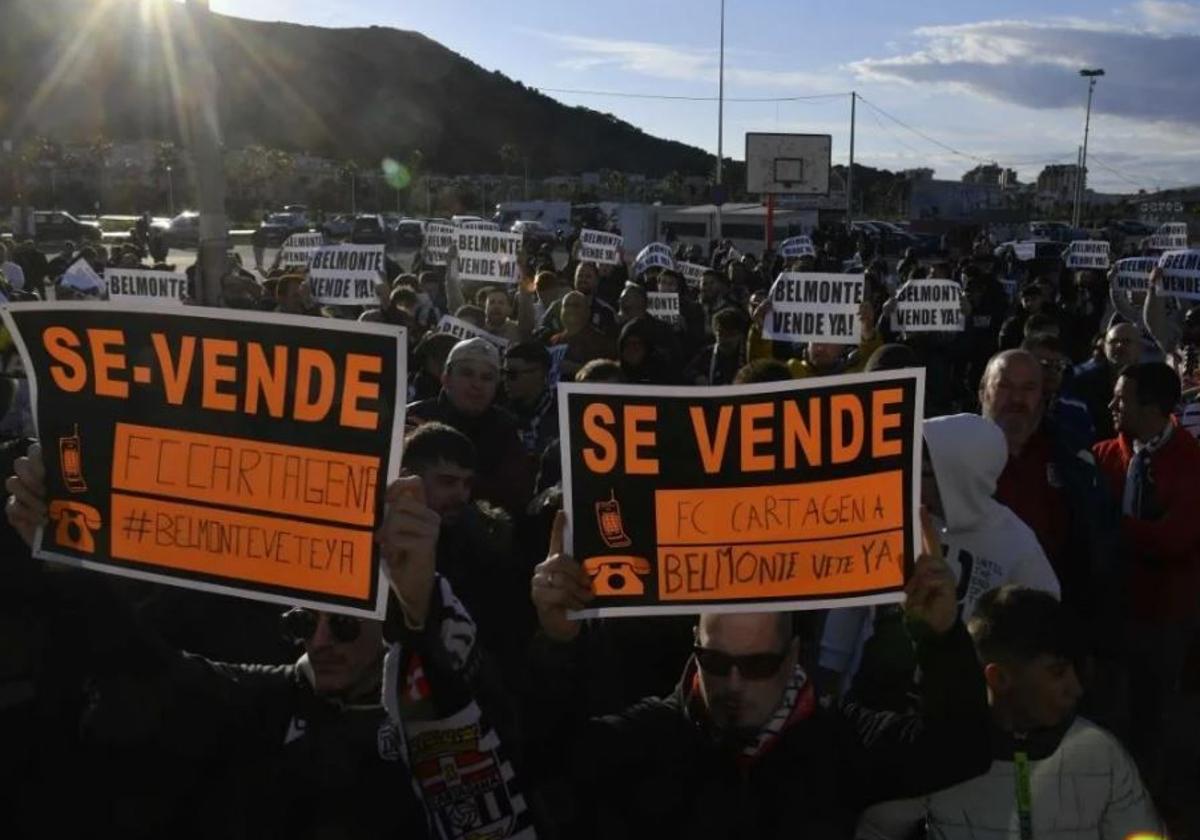 Protesta de aficionados albinegros en la explanada del estadio Cartagonova.