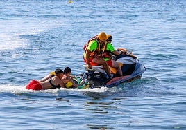 Los socorristas realizan un simulacro de rescate en la cala de Calnegre.