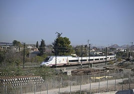 Un tren AVE, de camino a la estación del Carmen.