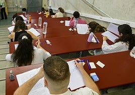 Opositores realizan el examen en el Campus de Espinardo.