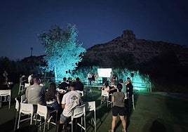 La alcaldesa de Archena, Patricia Fernández, presentó la oferta en Archena Playa.