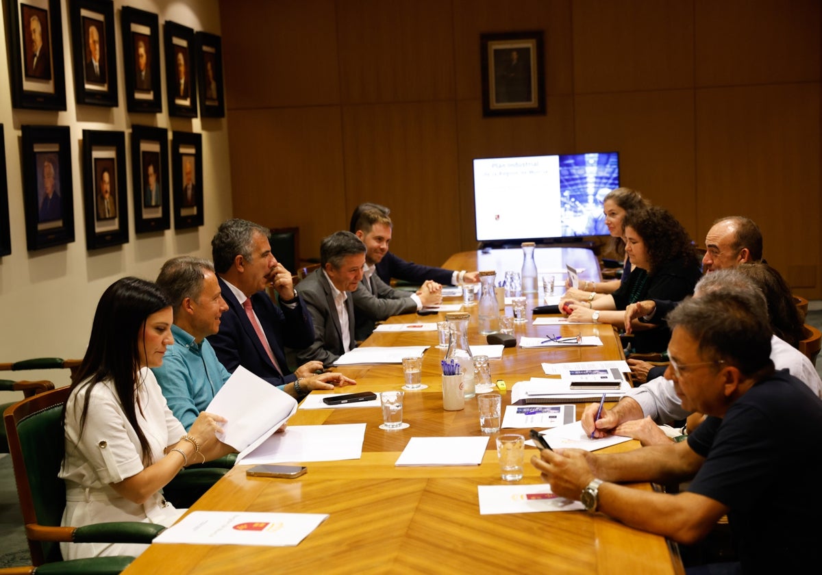 Encuentro del consejero Vázquez en la Cámara de Comercio para presentar el Plan Industrial de la Región.