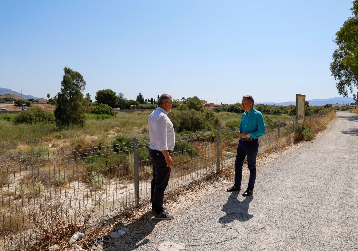 El alcalde y el concejal de Pedanías en el cauce seco del río a la altura del Huerto de la Rueda, repleto de maleza.