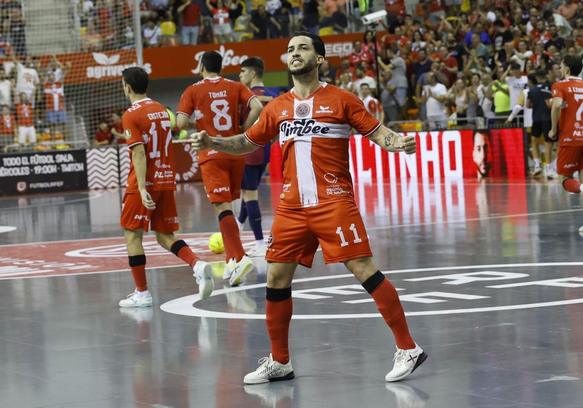 Waltinho celebra un gol, durante el partido contra el Barça que dio el título.