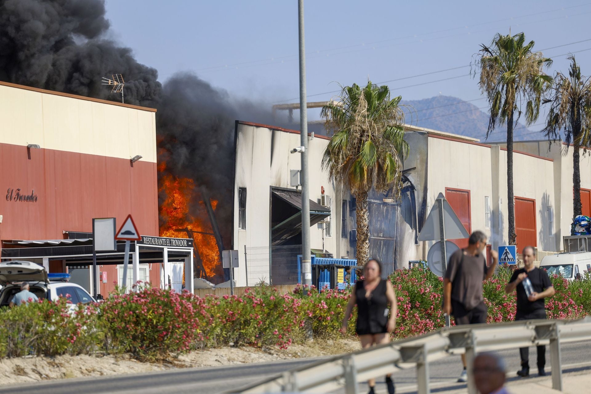 El incendio en una nave de reciclaje de Fortuna, en imágenes