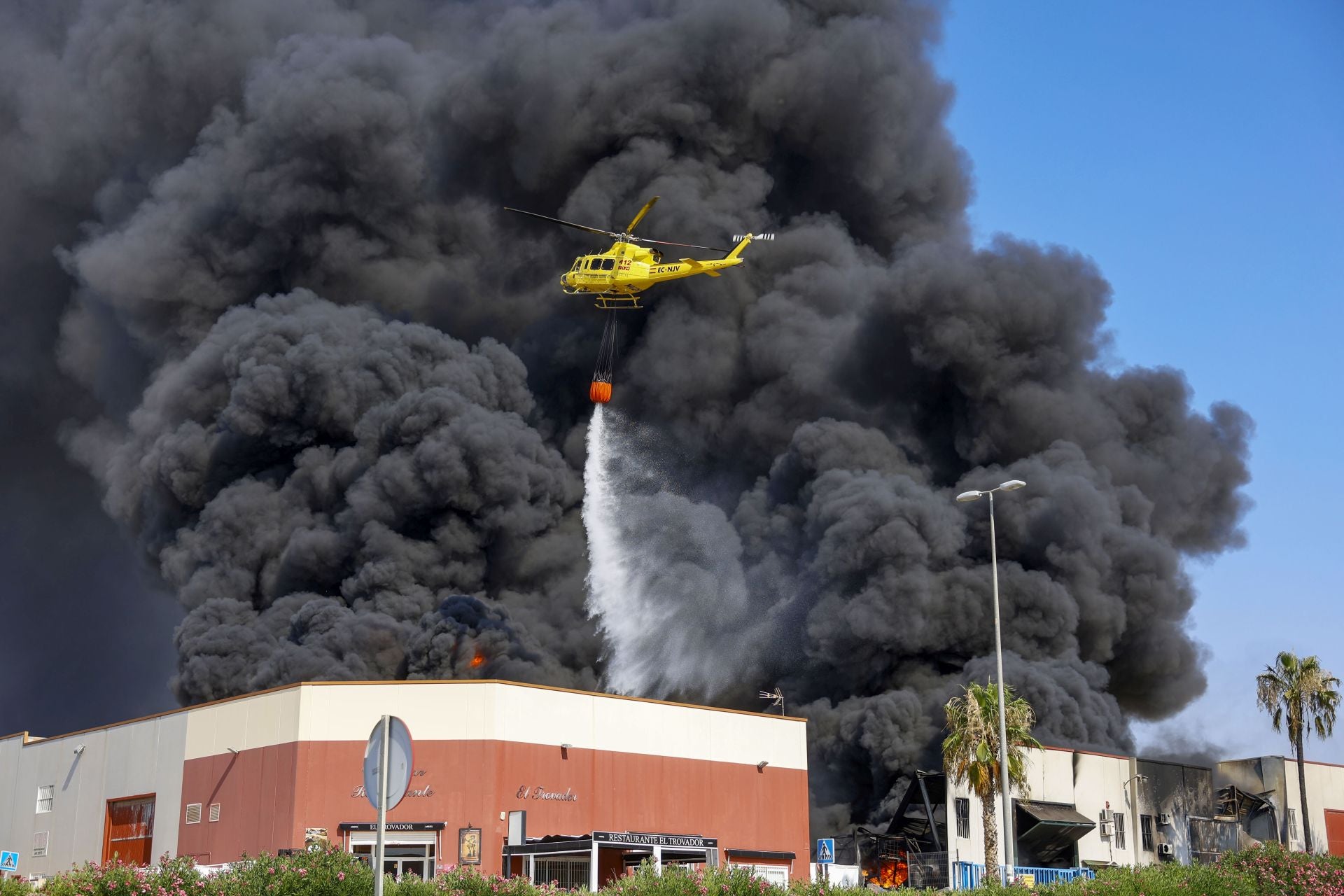 El incendio en una nave de reciclaje de Fortuna, en imágenes