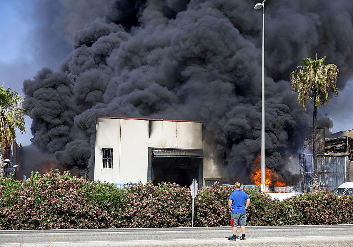 El incendio en una nave de reciclaje de Fortuna, en imágenes