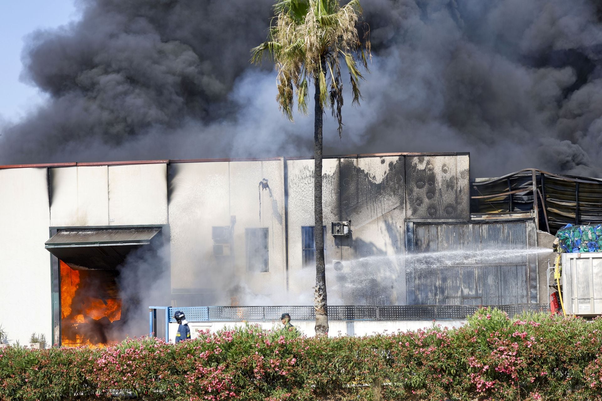 El incendio en una nave de reciclaje de Fortuna, en imágenes