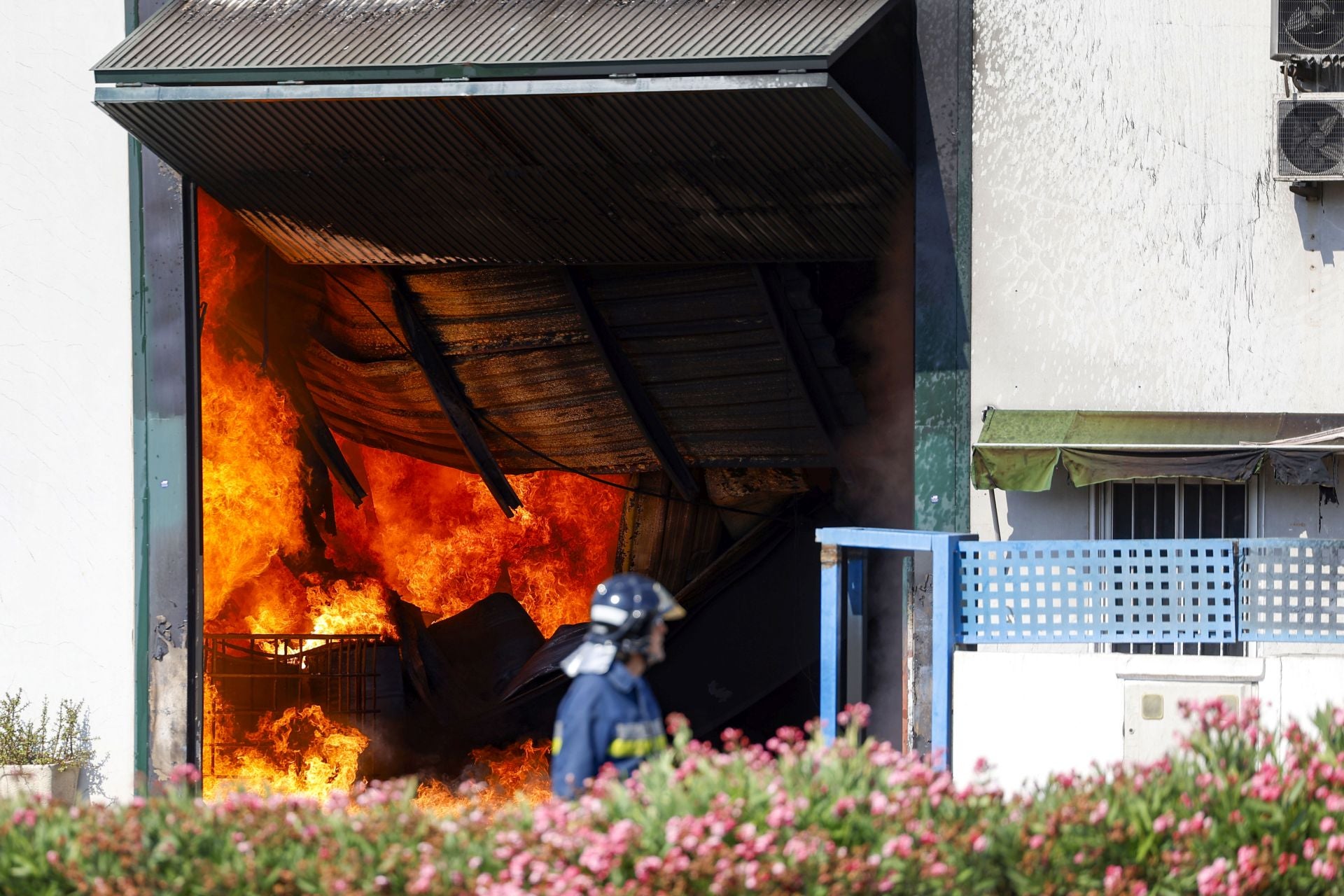 El incendio en una nave de reciclaje de Fortuna, en imágenes