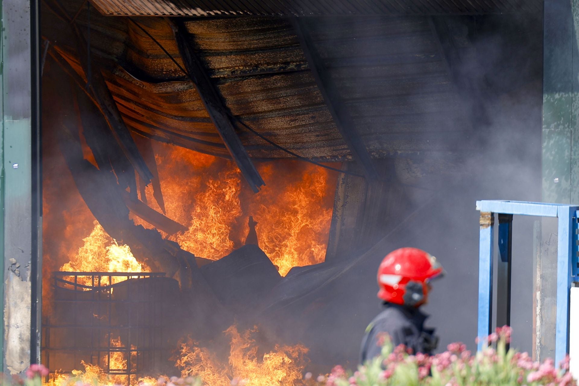 El incendio en una nave de reciclaje de Fortuna, en imágenes