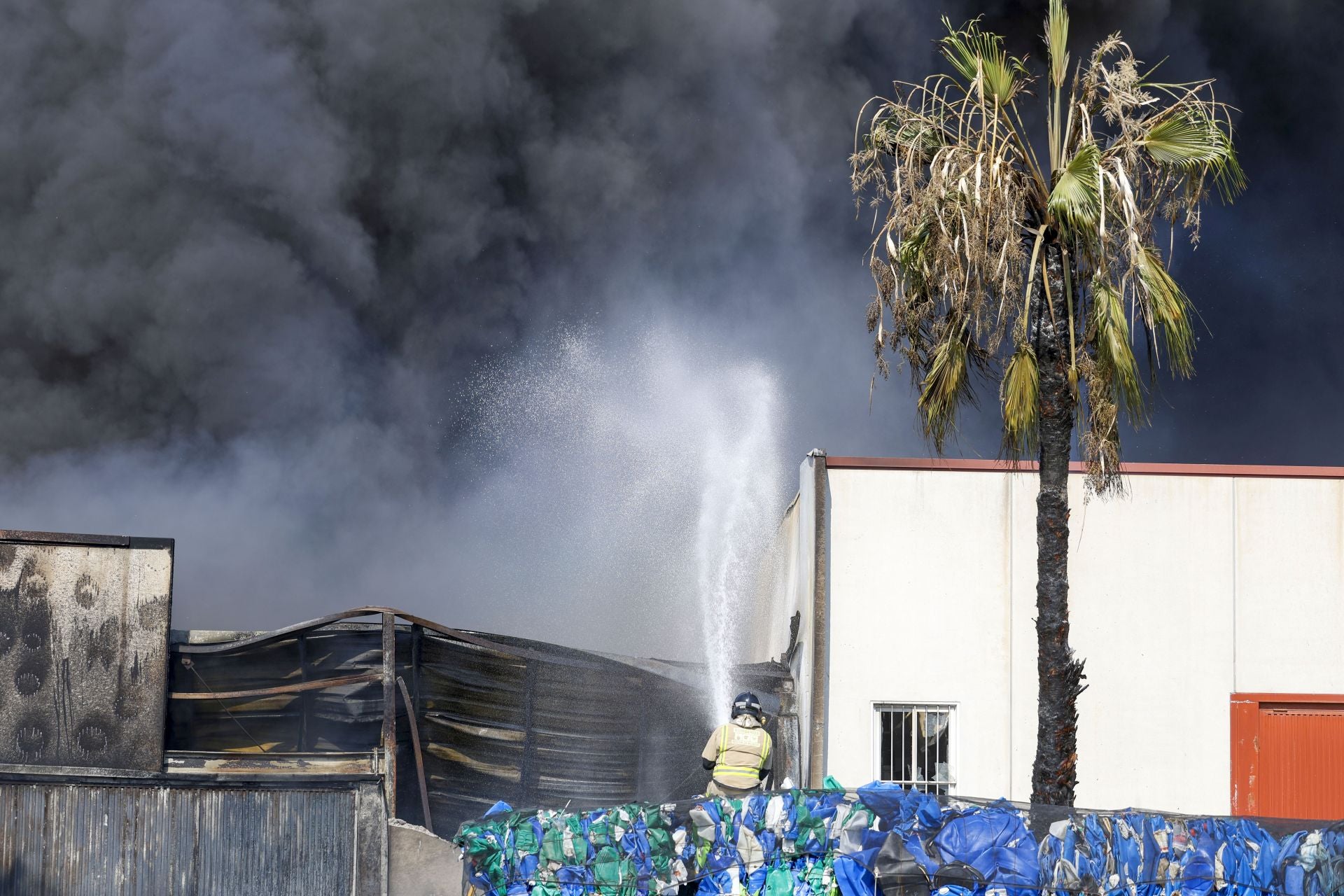 El incendio en una nave de reciclaje de Fortuna, en imágenes
