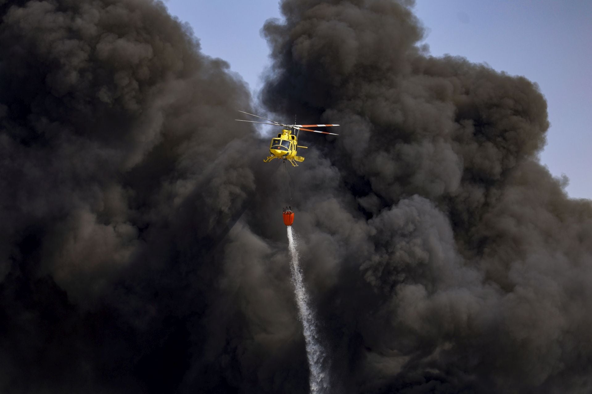 El incendio en una nave de reciclaje de Fortuna, en imágenes