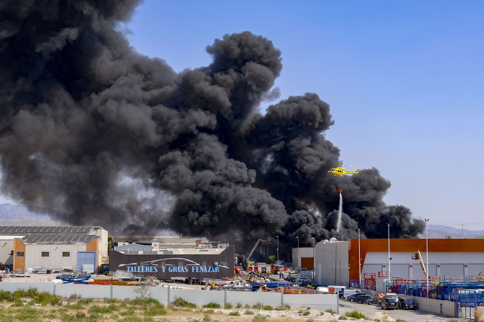 El incendio en una nave de reciclaje de Fortuna, en imágenes