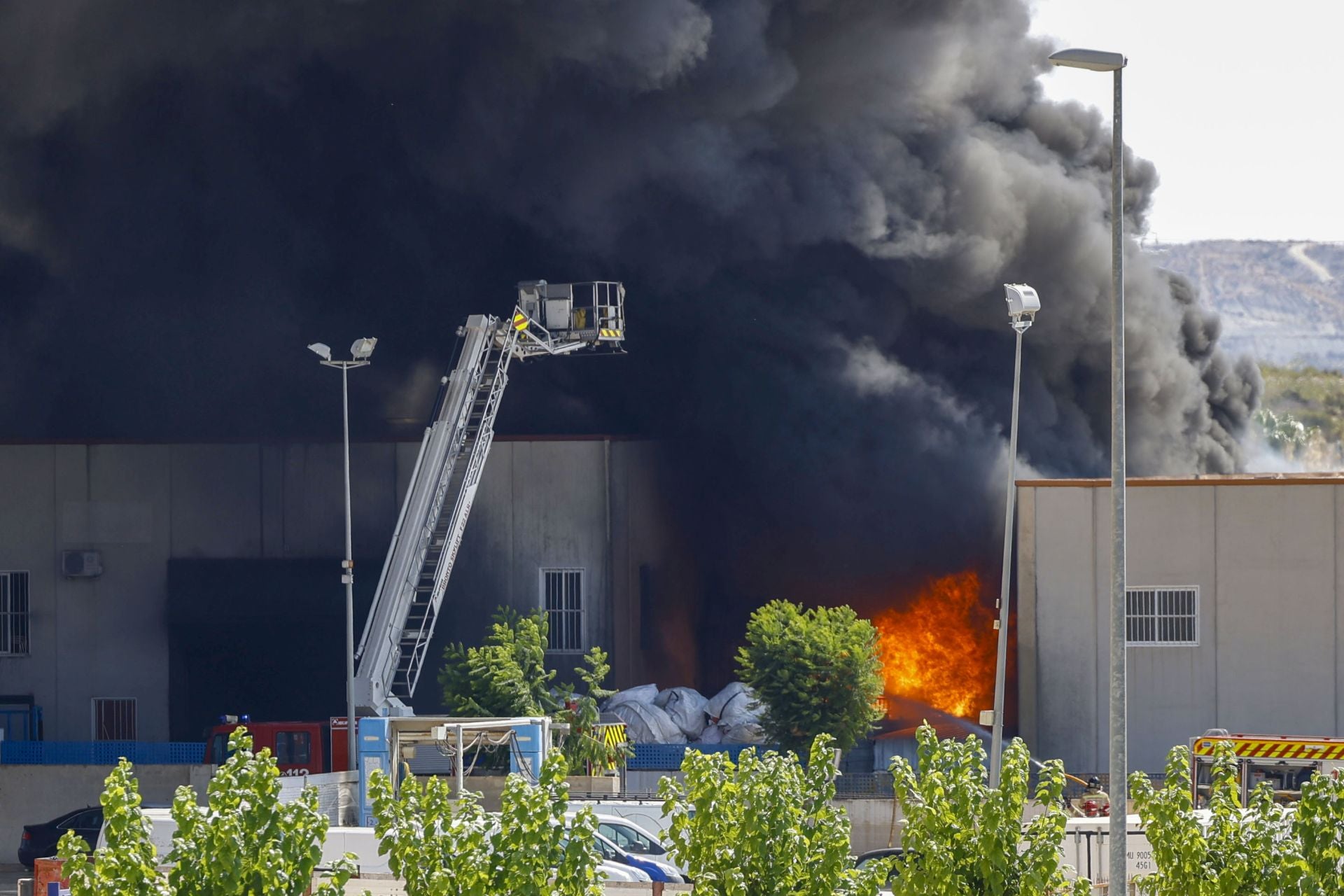 El incendio en una nave de reciclaje de Fortuna, en imágenes