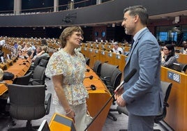 El director general de Unión Europea, Adrián Zittelli, con la comisaria de Medio Ambiente, Resiliencia Hídrica y Economía Circular, Jessika Rosswall.
