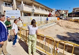 Pedro Javier Sánchez y Francisca Baraza, ayer, durante la visita a las obras.