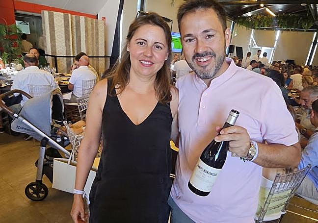 Paloma y Manuel. Los caldos de su Bodega Manzaneque estuvieron presentes en la entrega.