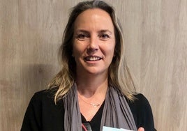 Odile Rodríguez de la Fuente posa con el libro 'Somos naturaleza', recientemente publicado.