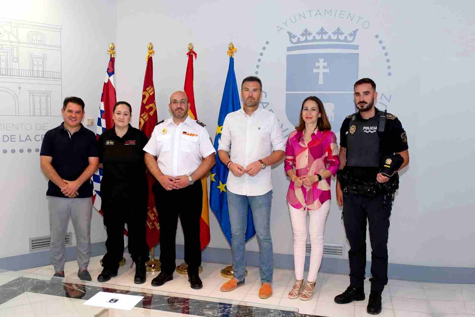 El nuevo coordinador de Emergencias, Salvador Sánchez (3º izda), junto al alcalde, concejales, presidenta de Protección Civil y Comisiario de la Policía Local