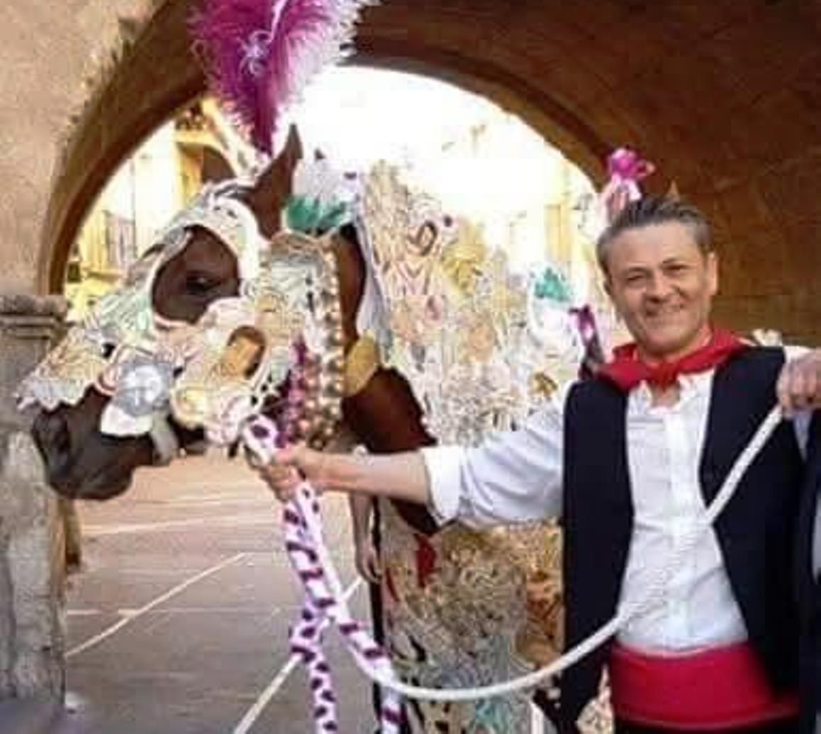 Jesús Torres Galiano con el caballo de la peña Espartaco