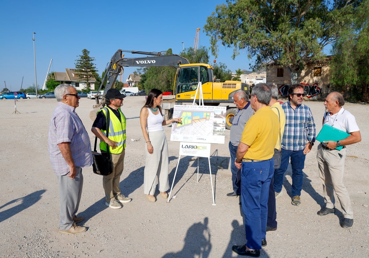 La concejala de Urbanismo con técnicos y promotores en el solar junto al Camino Marín.