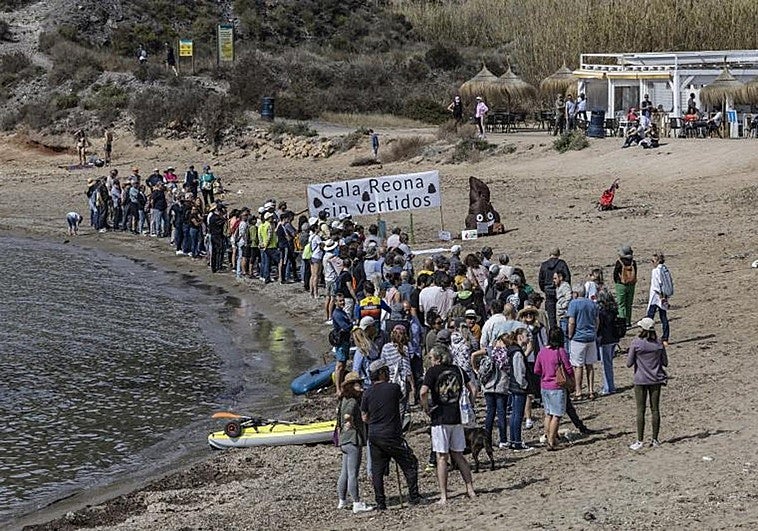 Los vecinos de Cabo de Palos, durante una protesta celebrada el pasado año contra el emisario submarino.