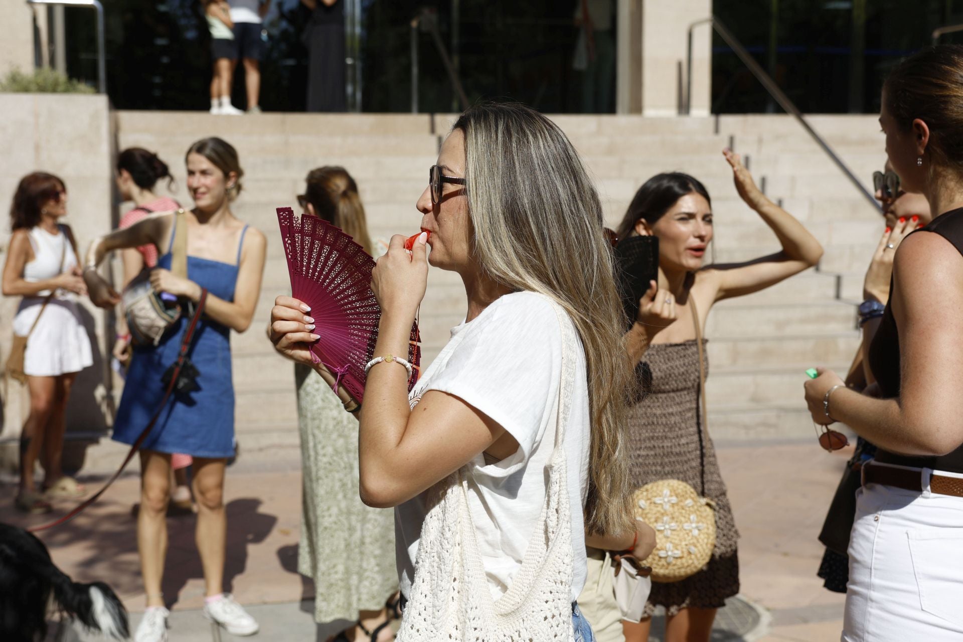 Las protestas de los opositores docentes a las puertas de la Consejería, en imágenes